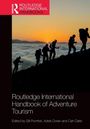 "Routledge International Handbook of Adventure Tourism" steht auf schwarzem Grund. Silhouetten von Wanderern bei Sonnenuntergang.