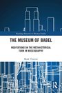 "The Museum of Babel" in großen Buchstaben. Blau-weiße abstrakte Architekturzeichnungen füllen den Hintergrund.
