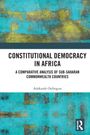 "Constitutional Democracy in Africa" von Adekunle Osibogun, abstrakter Hintergrund in Blau und Gelb, Routledge-Logo.