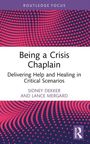 „Being a Crisis Chaplain: Delivering Help and Healing in Critical Scenarios“ von Sidney Dekker und Lance Mergard. Oben „ROUTLEDGE FOCUS“. Unten ein stilisiertes Muster aus pinken Punkten auf violettem Hintergrund.