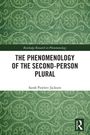 Text "THE PHENOMENOLOGY OF THE SECOND-PERSON PLURAL" auf grünem Muster. Autor: Sarah Pawlett Jackson.