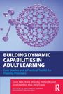 "BUILDING DYNAMIC CAPABILITIES IN ADULT LEARNING" in Weiß auf dunkelblau. Molekül auf hellem Hintergrund.