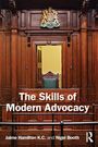 „The Skills of Modern Advocacy“ von Jaime Hamilton K.C. und Nigel Booth. Holzvertäfelter Gerichtssaal mit Richterstuhl.