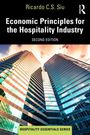 „Economic Principles for the Hospitality Industry, Second Edition“, moderne Glasgebäude gegen Himmel, Logo.