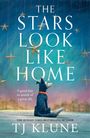 "The Stars Look Like Home" von TJ Klune. Illustration von einem Hund unter hängenden Sternen am Himmel.