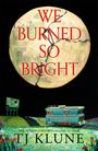 "We Burned So Bright" in roter Schrift vor einem gemalten Mond. Unten ein Wohnmobil und bunte Blumen.