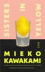 „SISTERS IN YELLOW“ und „MIEKO KAWAKAMI“ stehen groß auf einer rosa Fläche. Eine Zitrone in einem Glas ist darunter zu sehen.