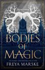„Do No Harm“, „Bodies of Magic“, „The Sunday Times Bestselling Author Freya Marske“. Gebäudekulisse mit weißen Bäumen.