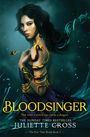 „Bloodsinger“, „Not even a witch can tame a dragon“, „The Sunday Times Bestseller“, „Juliette Cross“, „The Fire That Binds Book 2“. Illustration einer Frau mit einer goldenen Schlange am Arm.