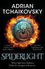 „SPIDERLIGHT“, Adrian Tchaikovsky, Flammen umringen ein Schild mit Spinne. Zitate von Starburst Magazine und Paul Cornell.