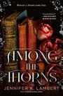 „Beware a dream come true.“ Bücher und Rosen mit Schneeflocken-Muster, Titel: „Among the Thorns“ von Jennifer K. Lambert.