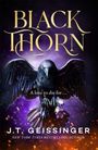 "BLACK THORN. A love to die for... J.T. Geissinger." Ein Rabe mit ausgebreiteten Flügeln hält violette Blumen.