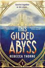 Text: „Survive together or die alone... THIS GILDED ABYSS, Rebecca Thorne“. Illustration einer goldenen Stadt über Wasser.
