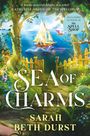 „SEA OF CHARMS“ von Sarah Beth Durst. Ein Segelboot auf blauem Wasser, umgeben von Bäumen und einem Garten mit Blumen.