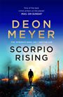 Ein Mann geht auf einen Feuerball zu, umgeben von Feldern und Rauch. Oben stehen: "Deon Meyer", "Scorpio Rising".