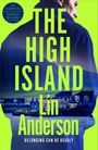 „THE HIGH ISLAND“ von Lin Anderson. „Belonging can be deadly“. Zitat von Stuart MacBride. Mann in Jacke blickt über Dorf.