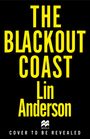 "The Blackout Coast" von Lin Anderson. Darunter: "COVER TO BE REVEALED". Gelber Text auf schwarzem Hintergrund.