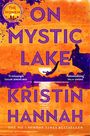 "ON MYSTIC LAKE" und "KRISTIN HANNAH" in großer Schrift. Orange-lila Hintergrund mit springender Person ins Wasser.