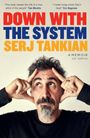 "DOWN WITH THE SYSTEM SERJ TANKIAN" in großen Buchstaben. Ein Mann mit Bart schaut nach oben, Hände an der Stirn.