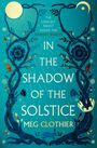 Text: "THE LONGEST NIGHT HOLDS THE DARKEST SECRETS. IN THE SHADOW OF THE SOLSTICE. MEG CLOTHIER." 

Illustration mit Pflanzen, Vögeln, einem Kaninchen und einem goldenen Mond.