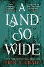 „A LAND SO WIDE“ in großen weißen Buchstaben, Zitate von Hannah Whitten und Ava Reid. Dunkles, nebliges Waldmotiv mit Fledermäusen.