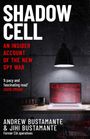 "SHADOW CELL: An Insider Account of the New Spy War" in weiß und rot. Laptop unter Lampe auf Schreibtisch.