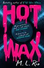 "Bestselling author of If We Were Villains", "HOT WAX", "M. L. Rio". Bunte Buchstaben auf schwarzer Vinyl-Platte.