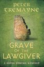 „Peter Tremayne: Grave of the Lawgiver. A Sister Fidelma Mystery“ steht über einem verzierten Runenstein auf grünem Hintergrund.