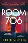 „ROOM 706“ in großen Schriftzug. Eine Frau steht bei Nacht vor einem Fenster, beleuchtet von Stadtlichtern. Autor: Ellie Levenson.