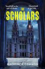 Text: "The Scholars", "You’d kill to be one of them.", "They’d kill to get out...", "Mackenzie Common". Illustration eines gotischen Gebäudes bei Nacht.