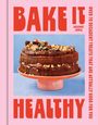 "BAKE IT HEALTHY" in großer Schrift auf rosa Hintergrund, darunter ein reich dekorierter Kuchen auf einem Teller.