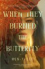 Text: "WHEN THEY BURNED THE BUTTERFLY", "WEN-YI LEE". Eine Frau mit langem Haar hält einen brennenden Schmetterling.
