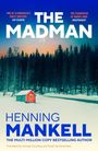 „THE MADMAN“, „HENNING MANKELL“, Zitat von Ian Rankin. Winterlandschaft mit kleinem roten Haus vor Nadelbäumen.
