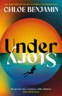 CHLOE BENJAMIN, "Understory". Taucher unter Wasser, bunte Sonnenstrahlen darüber, Zitat: Großartige Liebesgeschichte.
