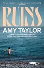„Ruins“ von Amy Taylor, darüber: „The type of book you’ll want to gulp down in one breathless sitting“ (Guardian). Ein Mensch steht im Meer.