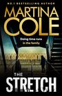 "Martina Cole, Doing time runs in the family, The Stretch." Ein Mensch steht auf einer Treppe vor Stacheldraht.