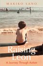 "Raising Leon: A Journey Through Autism" von Makiko Sano. Ein Kind sitzt am Strand und schaut aufs Meer in Richtung Schwimmer.