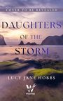 „Cover to be revealed“, „Daughters of the Storm“, „Lucy Jane Hobbs“, „Wildfire“. Küstenlandschaft bei Sonnenuntergang.