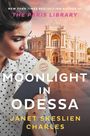 Titel: „Moonlight in Odessa“. Autorin: Janet Skeslien Charles. Frau hält Buch vor Opernhaus in Odessa, Abendlicht.