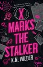 Leuchtende rosa Schrift: "X Marks the Stalker". Objekte: Lutscher, Karte von Boston, Messer, Kussabdruck, Herzsymbole.