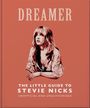 "Dreamer. The Little Guide to Stevie Nicks. Unofficial and Unauthorized." Illustration einer Frau auf rosa Hintergrund.