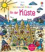"Mein Farbenzauber-Malbuch: An der Küste" in bunten Lettern. Illustration einer Sandburg am Strand mit Meer und Sonne.