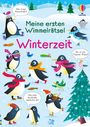 „Meine ersten Wimmelrätsel: Winterzeit“ steht auf einem winterlichen Bild mit fröhlichen, aktiv spielenden Pinguinen.