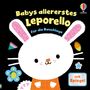 „Babys allererstes Leporello“ für die Bauchlage, mit Spiegel. Ein niedlicher gezeichneter Hase mit rosa Ohren.