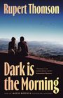 Buchtitel: "Dark is the Morning" von Rupert Thomson. Zwei Personen sitzen auf einer Mauer mit Blick auf eine weite Landschaft.