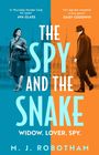 "THE SPY AND THE SNAKE. WIDOW. LOVER. SPY." Zwei Personen, links Frau in Blau, rechts Mann in Orange, Hintergrund Gebäude.