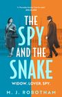 Text: "The Spy and the Snake - Widow. Lover. Spy." Zwei Personen, eine Frau links, ein Mann rechts, vor zweifarbigem Hintergrund.