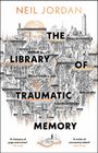 "THE LIBRARY OF TRAUMATIC MEMORY" und "NEIL JORDAN". Logo mit Eule und "HEAD OF ZEUS". Rosa Hintergrund.