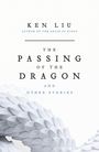 KEN LIU, THE PASSING OF THE DRAGON AND OTHER STORIES. Untere Hälfte: Abstraktes, weißes Drachenmuster.