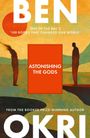 „Astonishing the Gods. Ben Okri. One of the BBC's '100 Books That Changed Our World'.“ Silhouetten vor einer roten Sonne.
